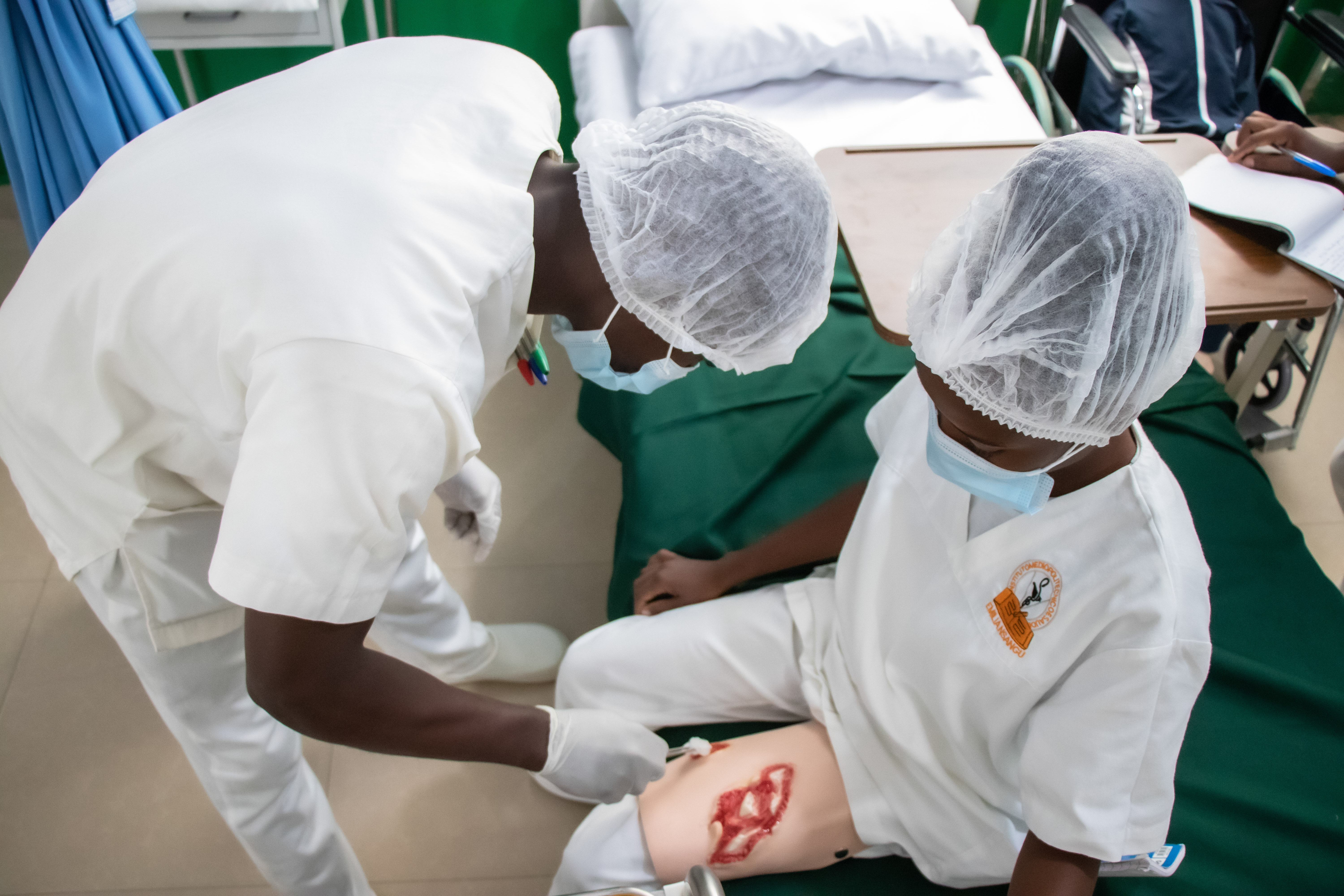 Excelência e Precisão na Formação em Enfermagem Médico-Cirúrgica